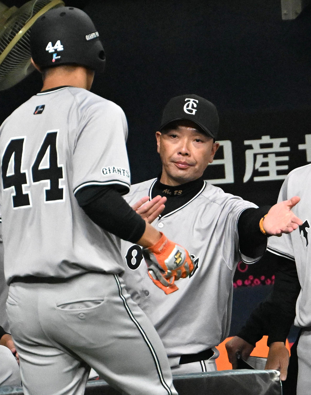 オリックス対巨人　5回表巨人2死満塁、萩尾の適時打で生還した佐々木（左）を迎える阿部監督（撮影・石井愛子）