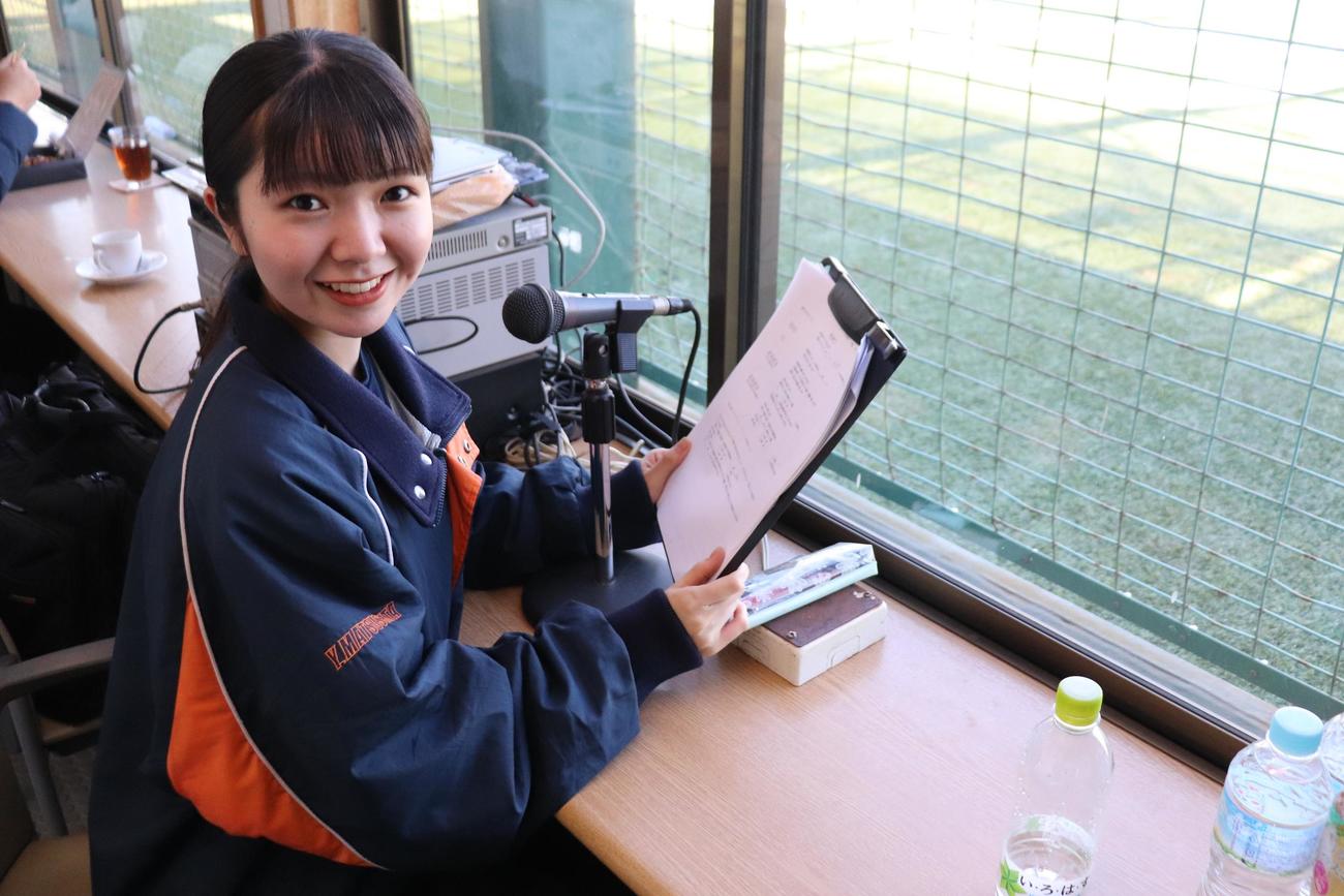 今年、初めての場内アナウンスを担当した上中咲葵マネジャー（撮影・保坂淑子）