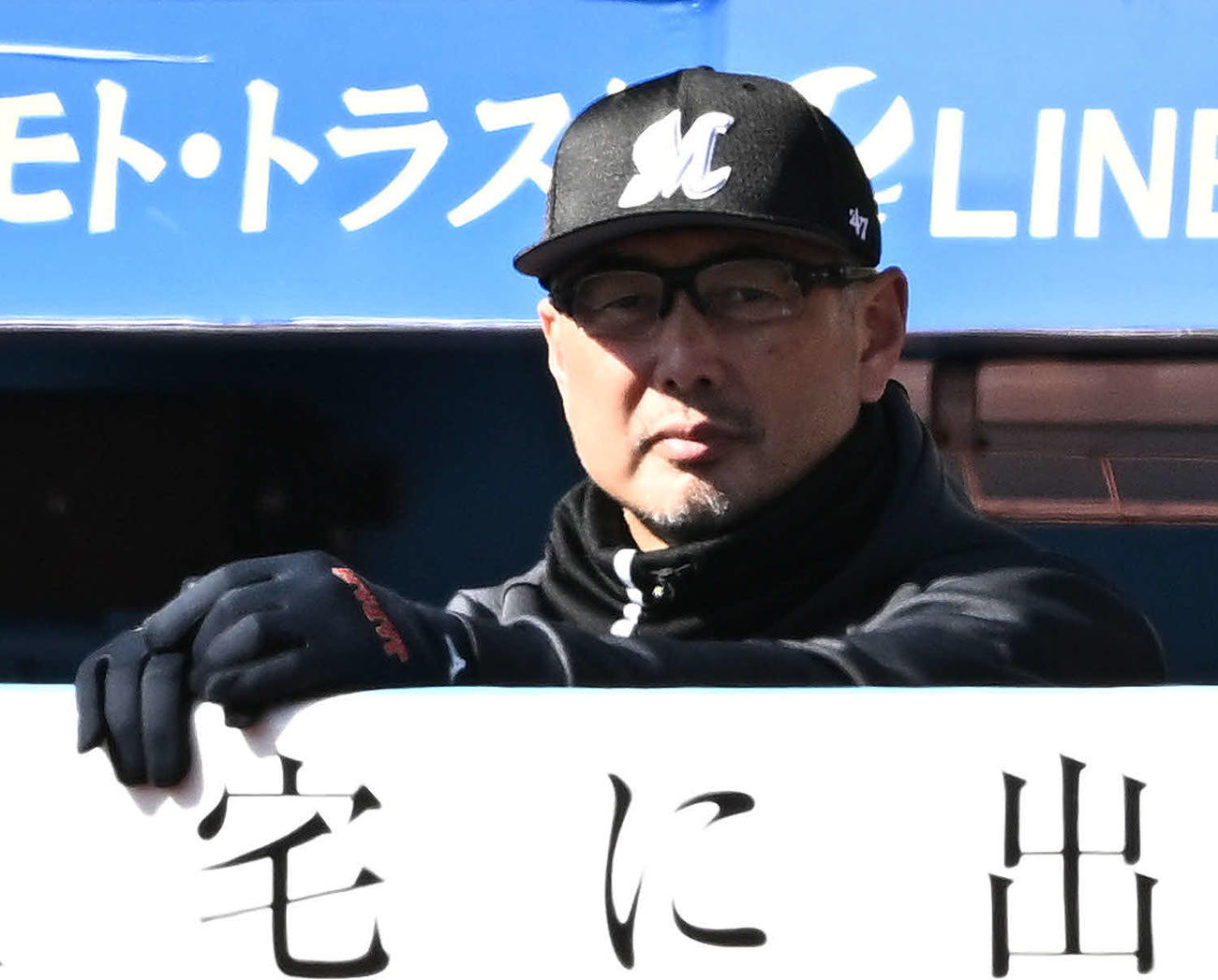 ロッテ対ソフトバンク　戦況を見守るロッテ吉井監督（撮影・滝沢徹郎）