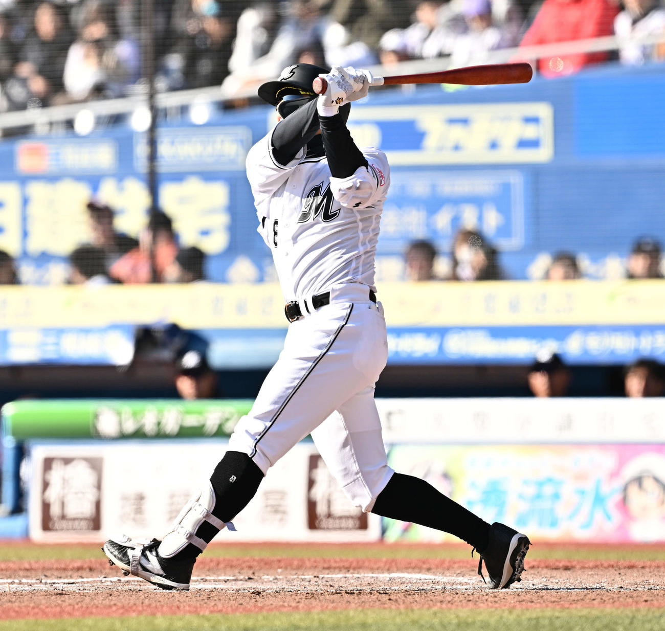 ロッテ対ソフトバンク　6回裏ロッテ1死一、三塁、中村奨は左越え3点本塁打を放つ（撮影・滝沢徹郎）