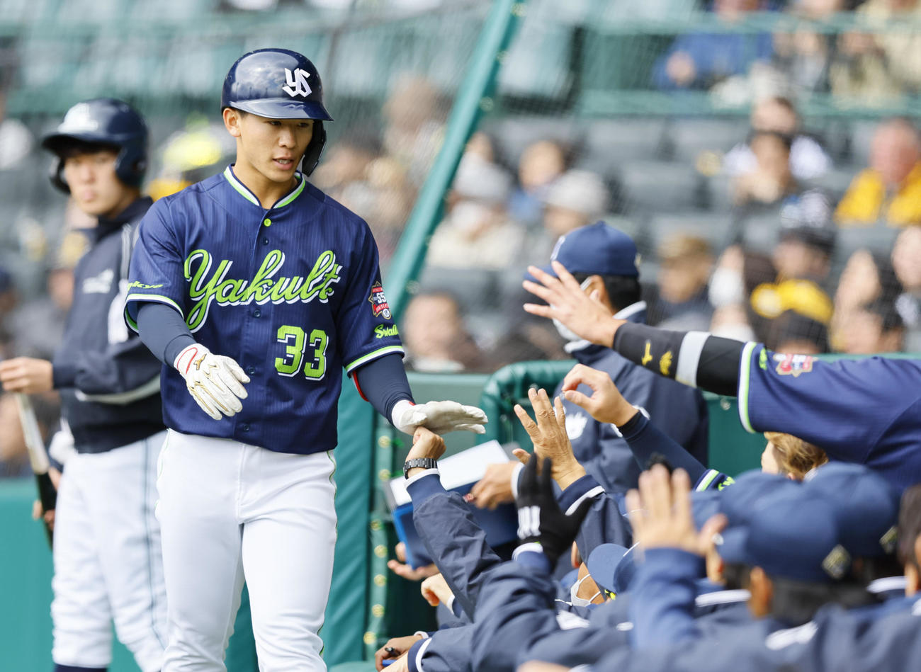 阪神対ヤクルト　2回表ヤクルト1死、先制本塁打を放ちナインとタッチを交わす内山（撮影・藤尾明華）
