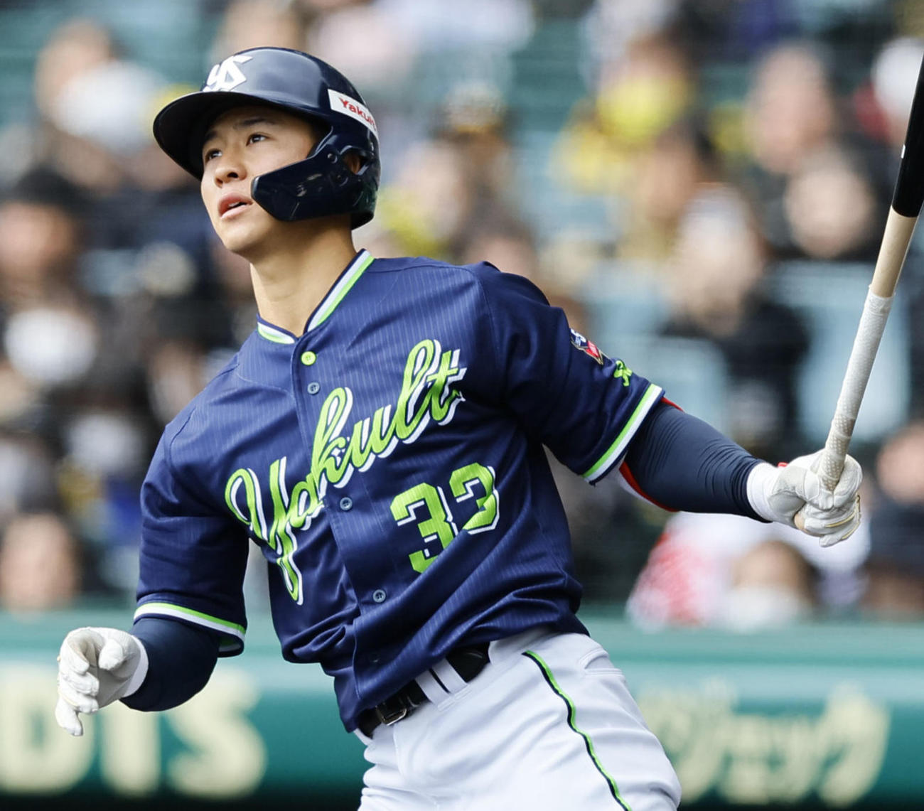 阪神対ヤクルト　2回表ヤクルト1死、内山は左越えに先制本塁打を放つ（撮影・藤尾明華