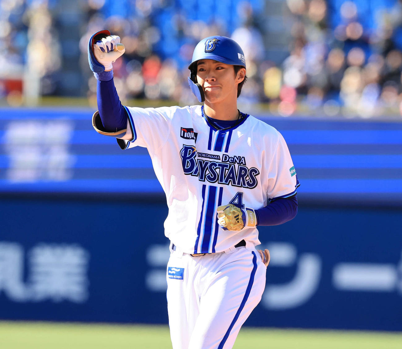DeNA対西武　5回裏DeNA1死一、二塁、度会は先制左適時打を放ちガッツポーズ（撮影・浅見桂子）