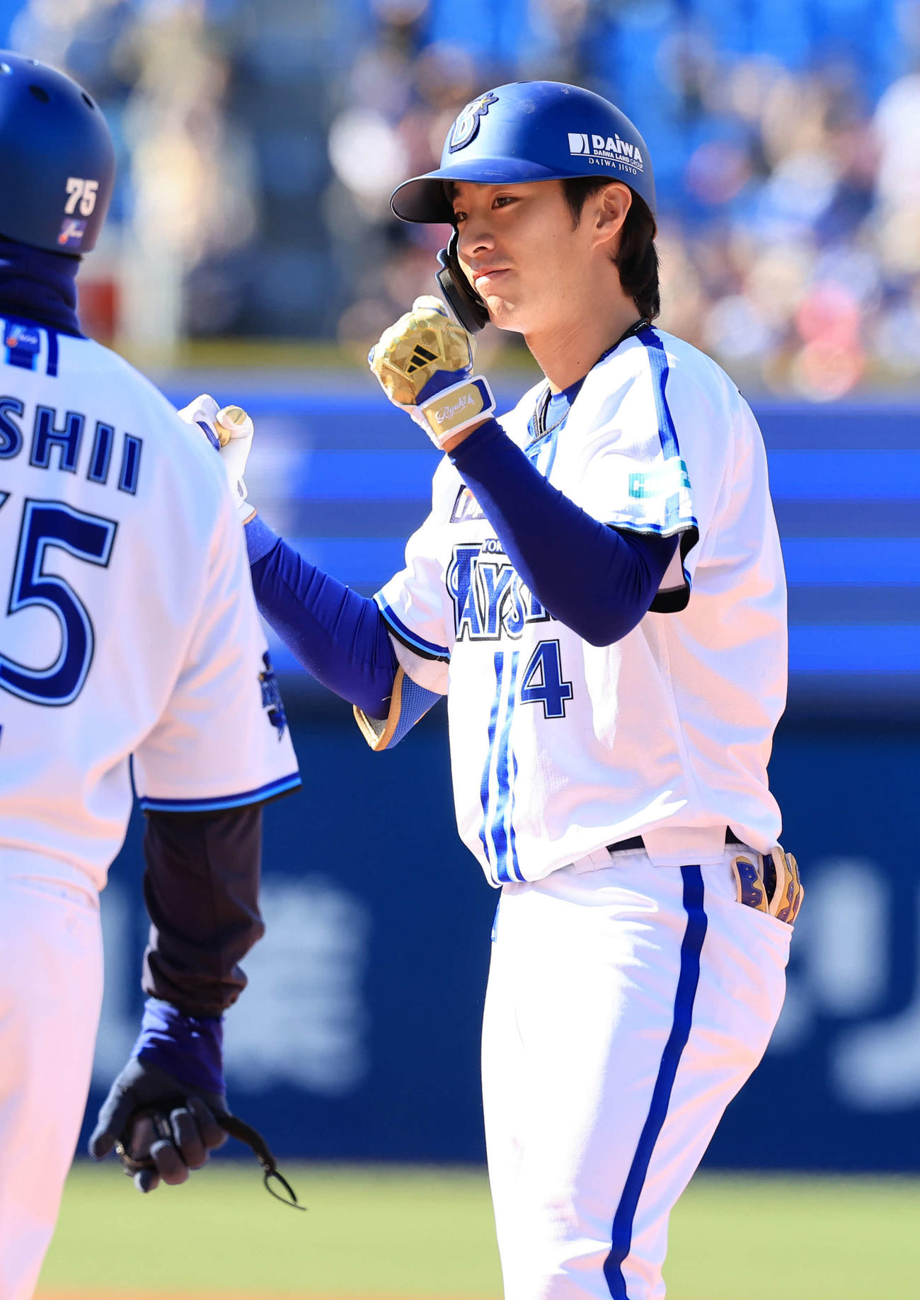 DeNA対西武　5回裏DeNA1死一、二塁、度会は先制左適時打を放ちガッツポーズ（撮影・浅見桂子）