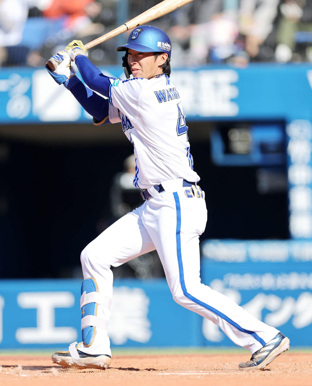 DeNA対西武　5回裏DeNA1死一、二塁、度会は左前適時打を放つ（撮影・鈴木正人）