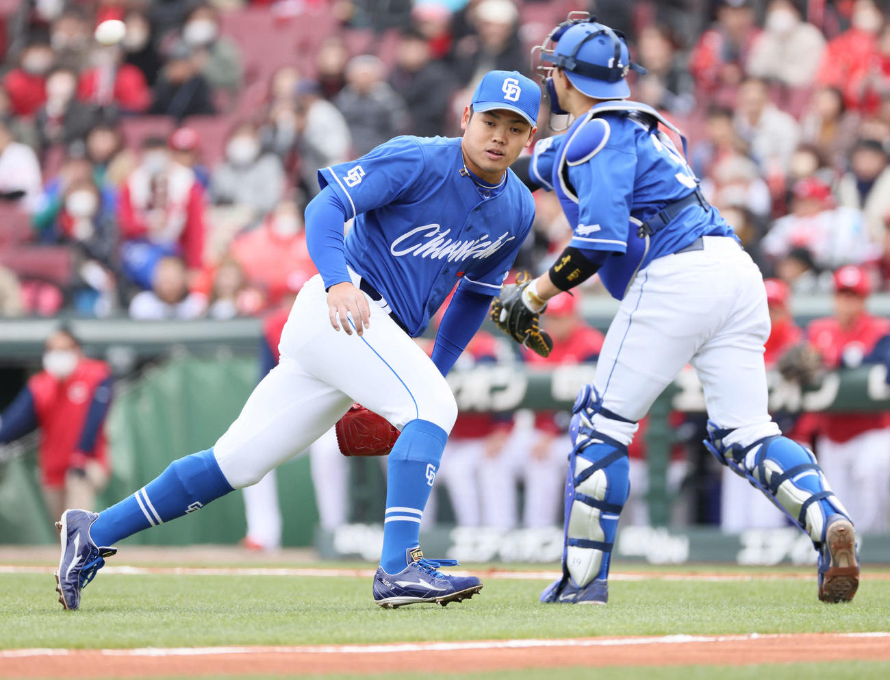 広島対中日　1回裏広島無死一、二塁、小園の送りバントに対応する根尾（撮影・加藤孝規）