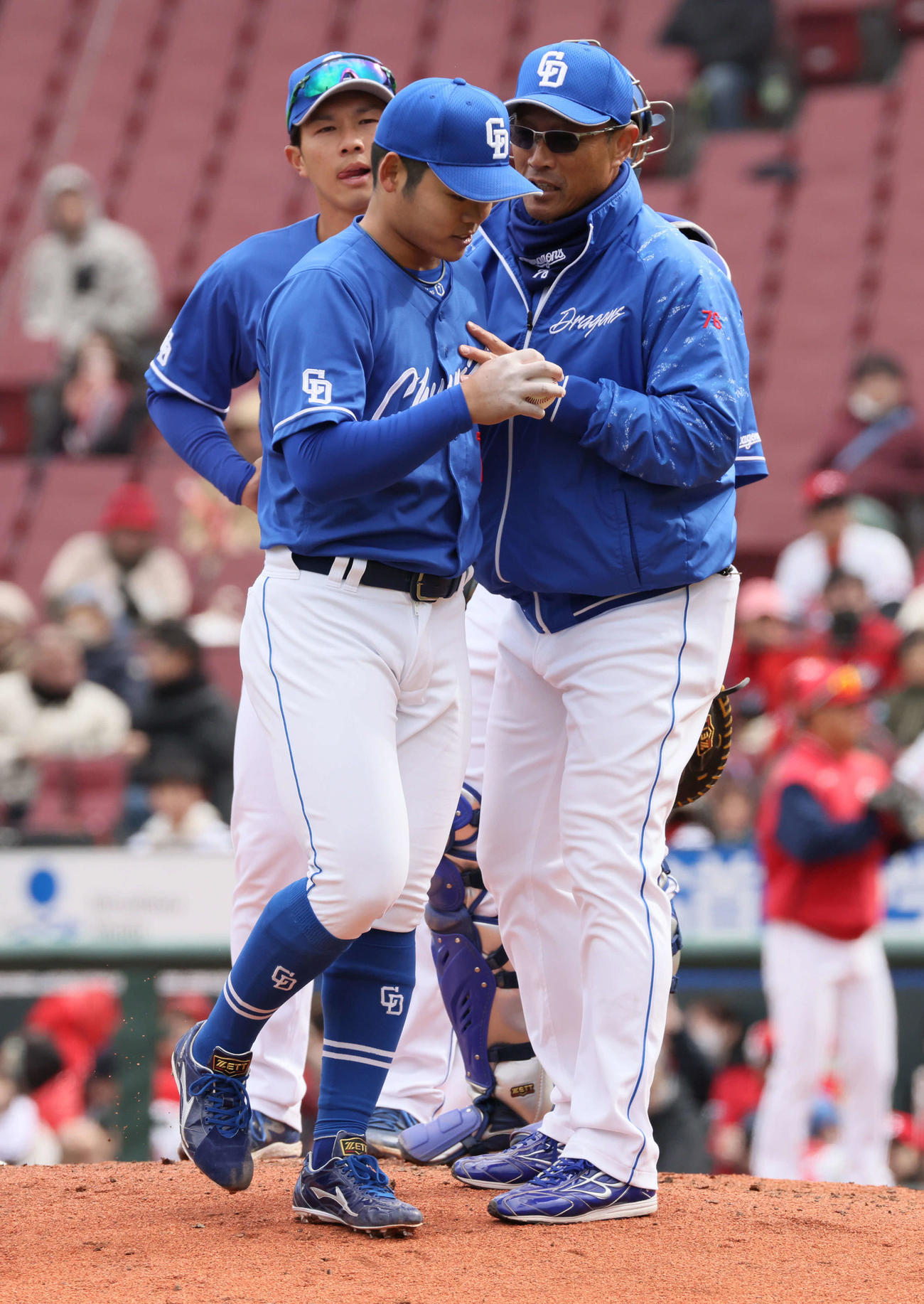 広島対中日　6回裏広島2死、根尾（中央）は降板（撮影・加藤孝規）