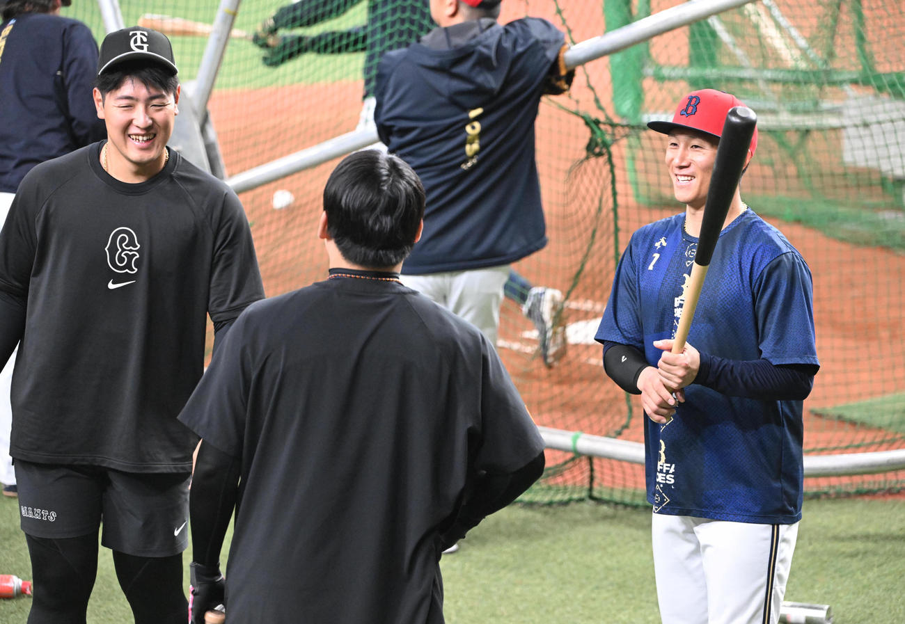 練習中に談笑する左から巨人岡本、丸、オリックス西川（撮影・和賀正仁）