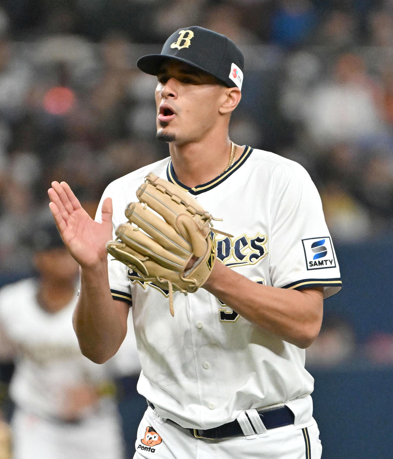オリックス対巨人　1回を無失点に抑え手をたたきながらベンチに引き揚げるカスティーヨ（撮影・石井愛子）