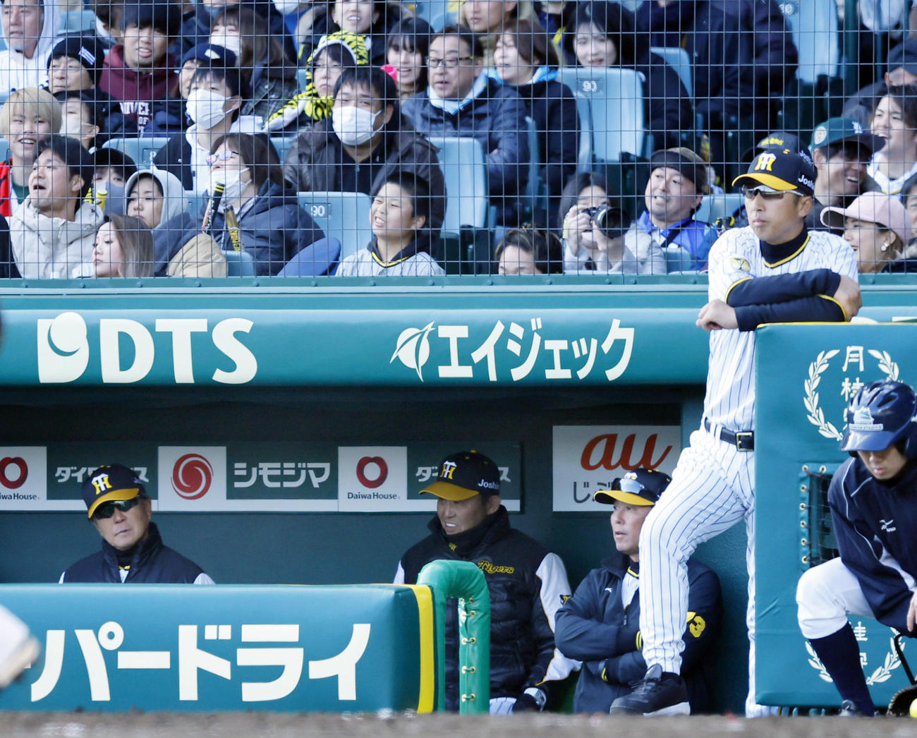 阪神対ヤクルト　ヤクルトに敗れ、ベンチで苦笑いする阪神岡田彰布監督（左から2人目）（撮影・藤尾明華）
