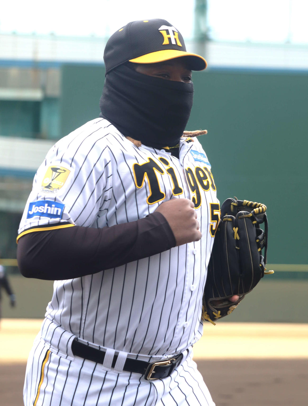 7度の気温の中、2軍戦に「4番左翼」で志願出場した阪神ミエセス（撮影・中島麗）