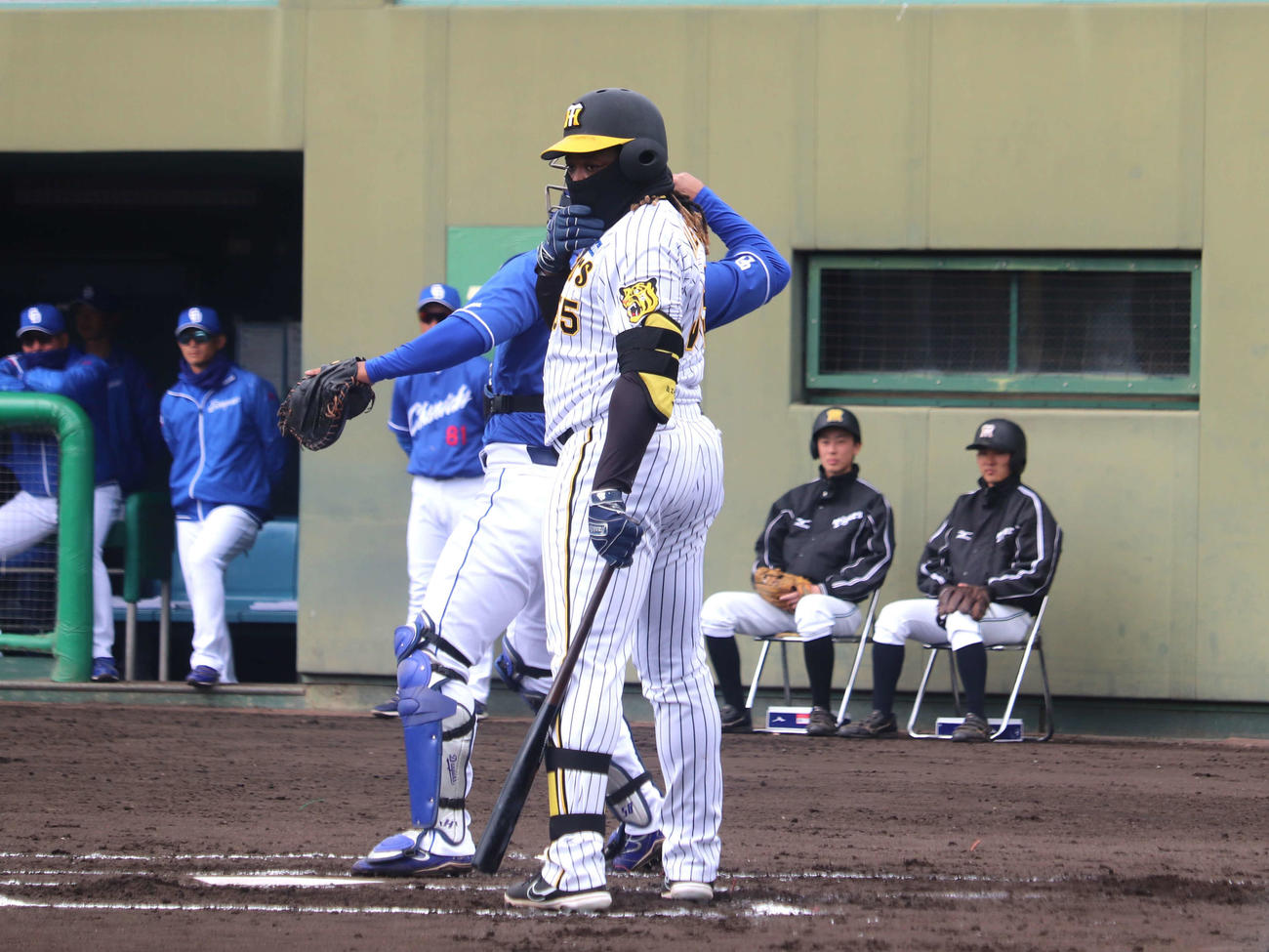 7度の気温の中、2軍戦に「4番左翼」で志願出場した阪神ミエセス（撮影・中島麗）