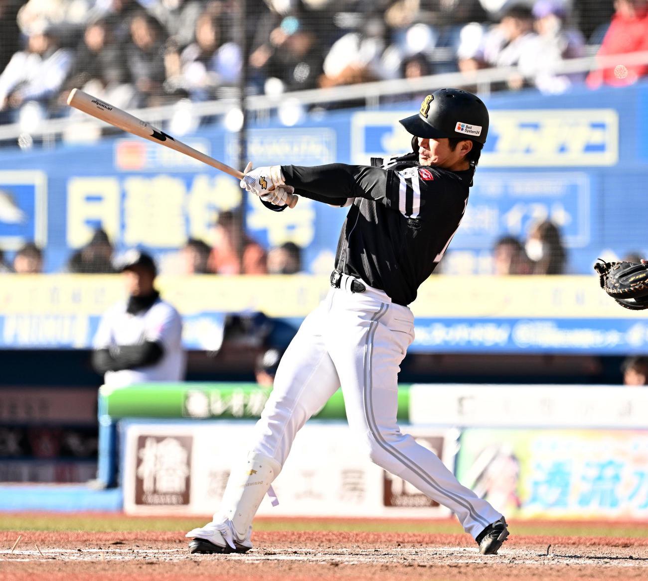 ロッテ対ソフトバンク　7回表ソフトバンク1死一、二塁、川村は右越え3点本塁打を放つ（撮影・滝沢徹郎）