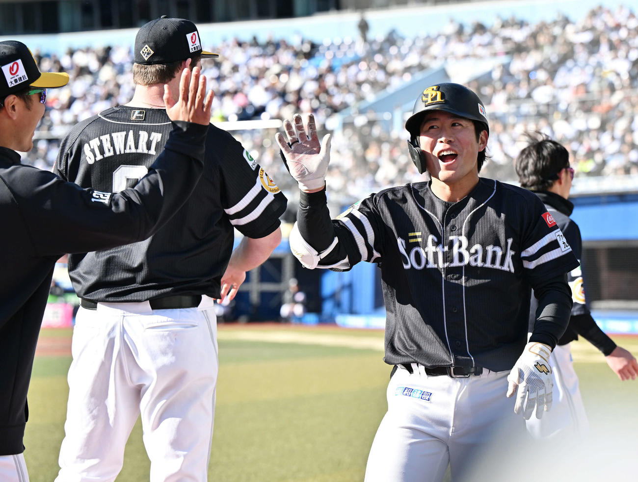 ロッテ対ソフトバンク　7回表ソフトバンク1死一、二塁、3点本塁打を放った川村（右手前）は生還しチームメートとタッチをかわす（撮影・滝沢徹郎）