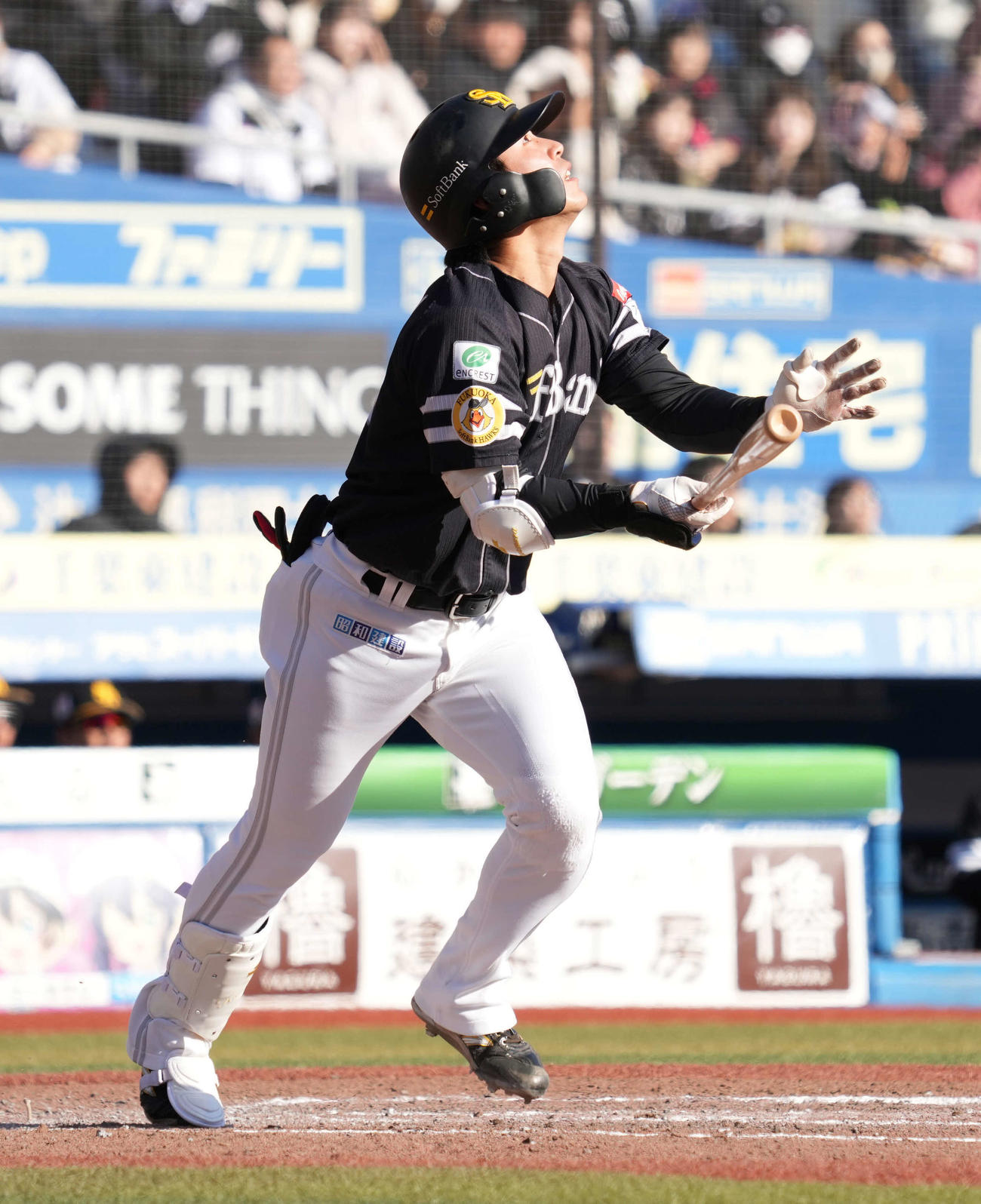 ロッテ対ソフトバンク　7回表ソフトバンク1死一、二塁、川村は右越えに勝ち越し3点本塁打を放つ（撮影・小沢裕）