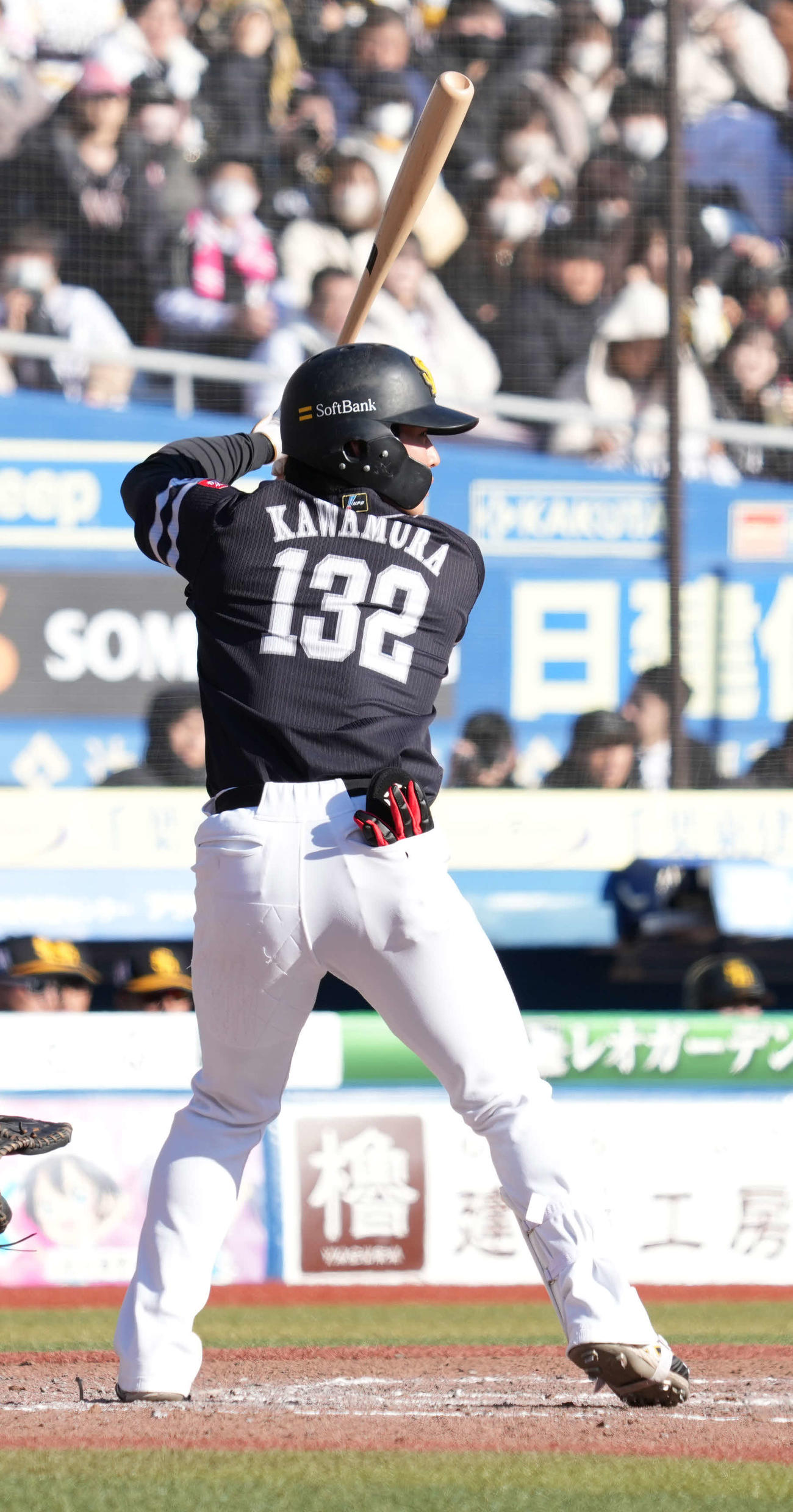 ロッテ対ソフトバンク　7回表ソフトバンク1死一、二塁、右越えに勝ち越し3点本塁打を放った川村のユニホーム（撮影・小沢裕）