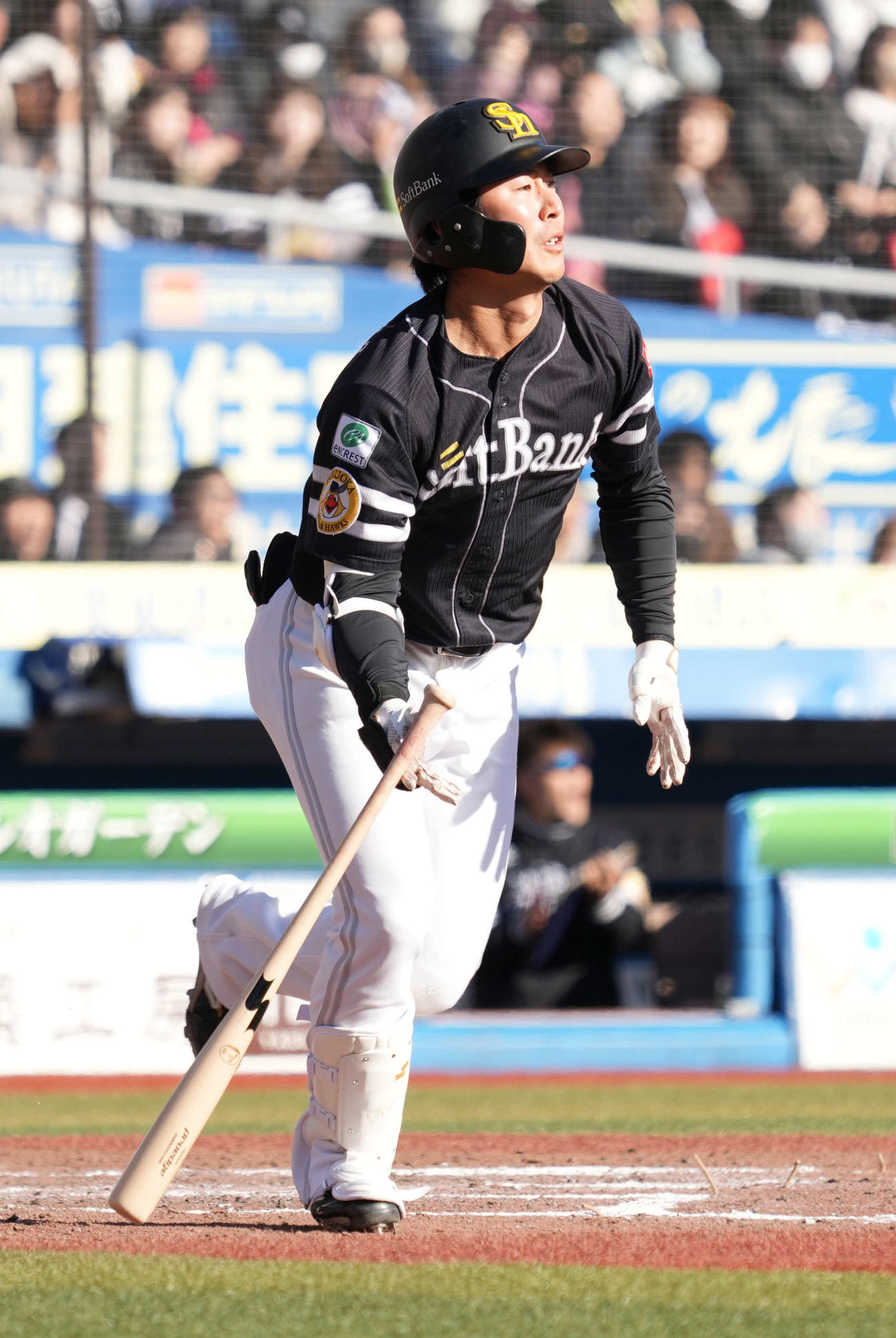 ロッテ対ソフトバンク　7回表ソフトバンク1死一、二塁、川村は右越えに勝ち越し3点本塁打を放つ（撮影・小沢裕）