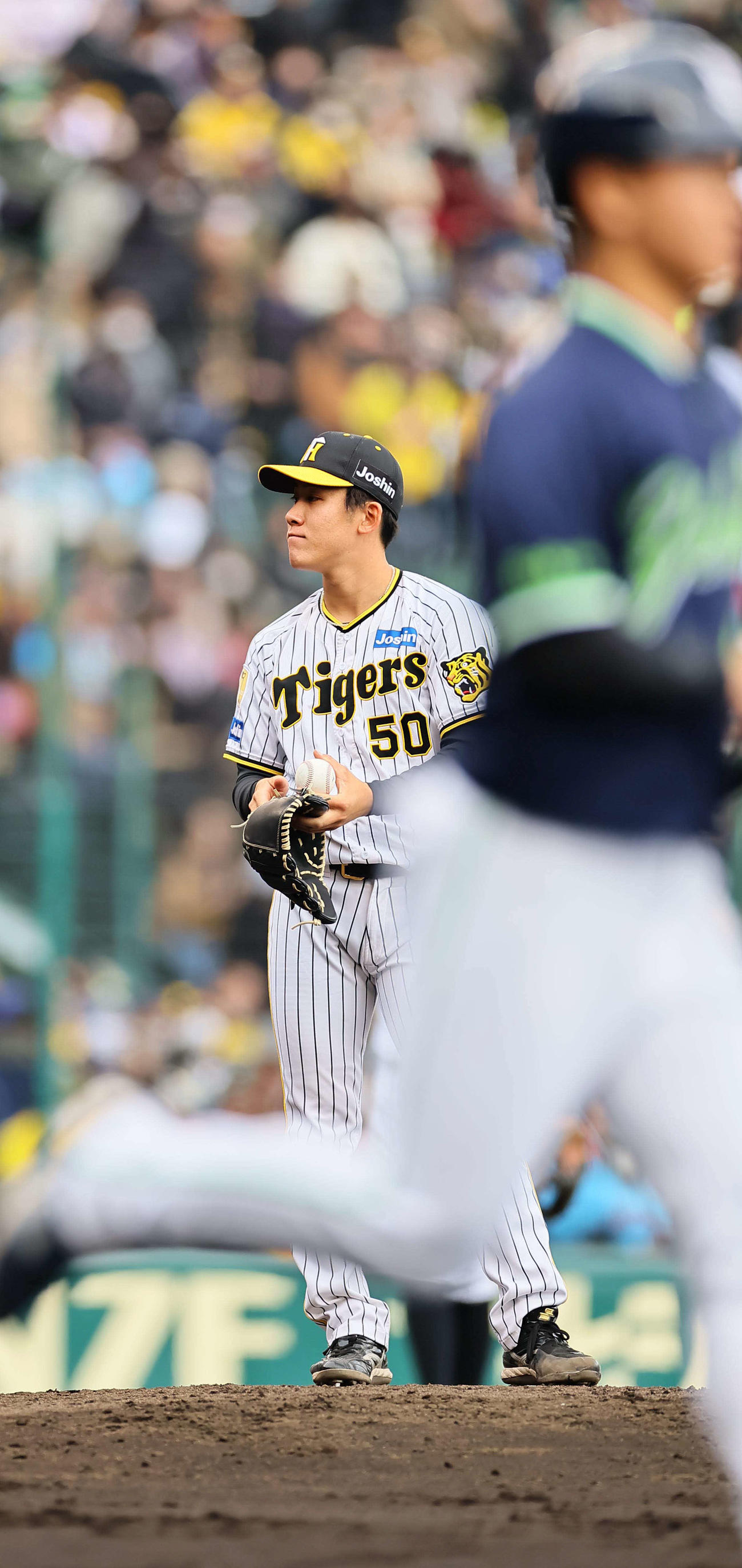 阪神対ヤクルト　4回表ヤクルト無死、内山（右）に四球を与える富田（撮影・上田博志）
