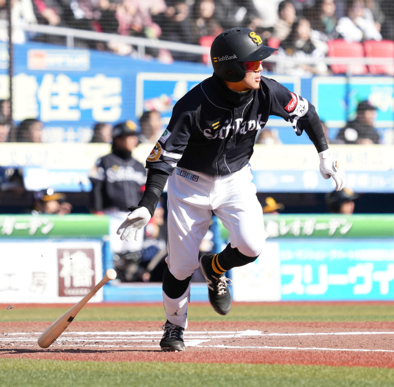 ロッテ対ソフトバンク　6回表ソフトバンク1死一、三塁、代打牧原大は中越えに2点適時三塁打を放つ（撮影・小沢裕）