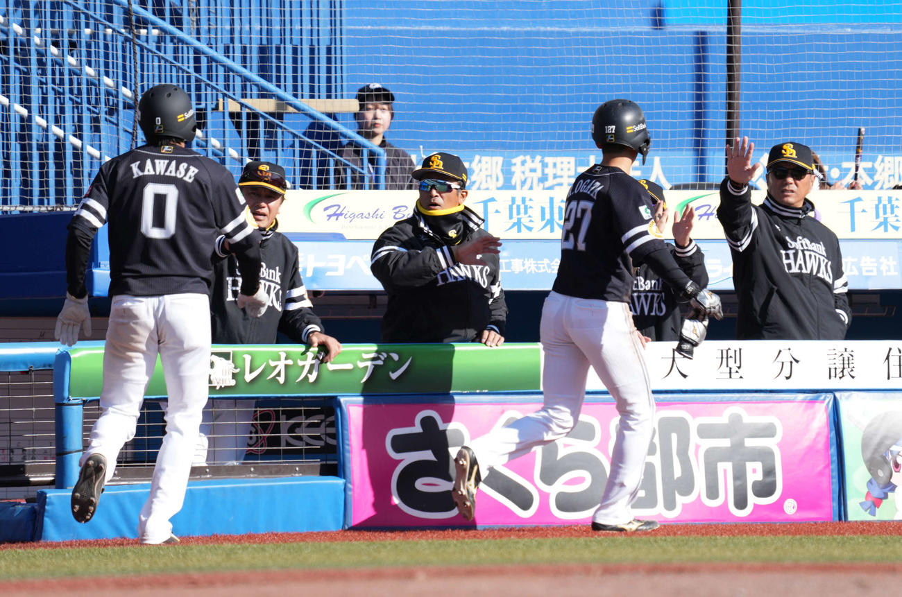 ロッテ対ソフトバンク　6回表ソフトバンク1死一、三塁、小久保監督（右）は代打牧原大の中越え2点適時三塁打で生還した走者を祝福する（撮影・小沢裕）