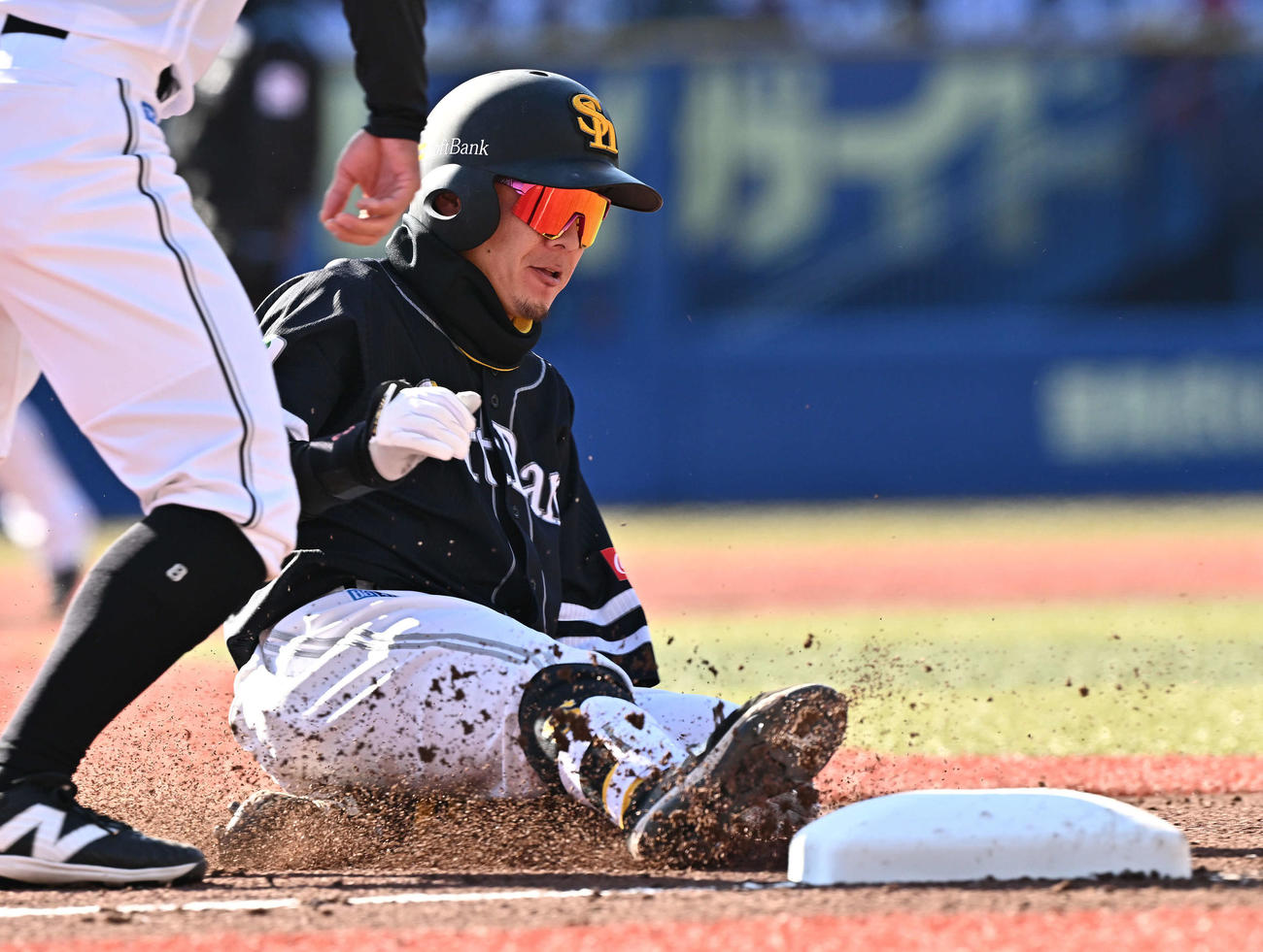 ロッテ対ソフトバンク　6回表ソフトバンク1死一、三塁、代打牧原大は2点適時三塁打を放ち三塁へ滑り込む（撮影・滝沢徹郎）