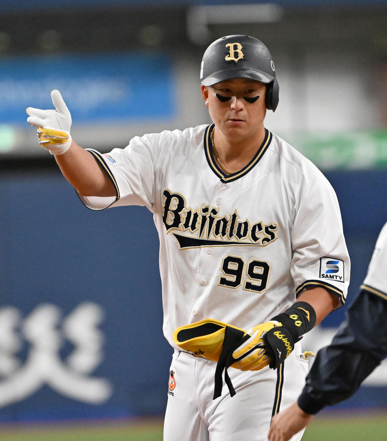 オリックス対巨人　3回裏オリックス1死、杉本は右前打を放ちベンチにアピールをする（撮影・石井愛子）