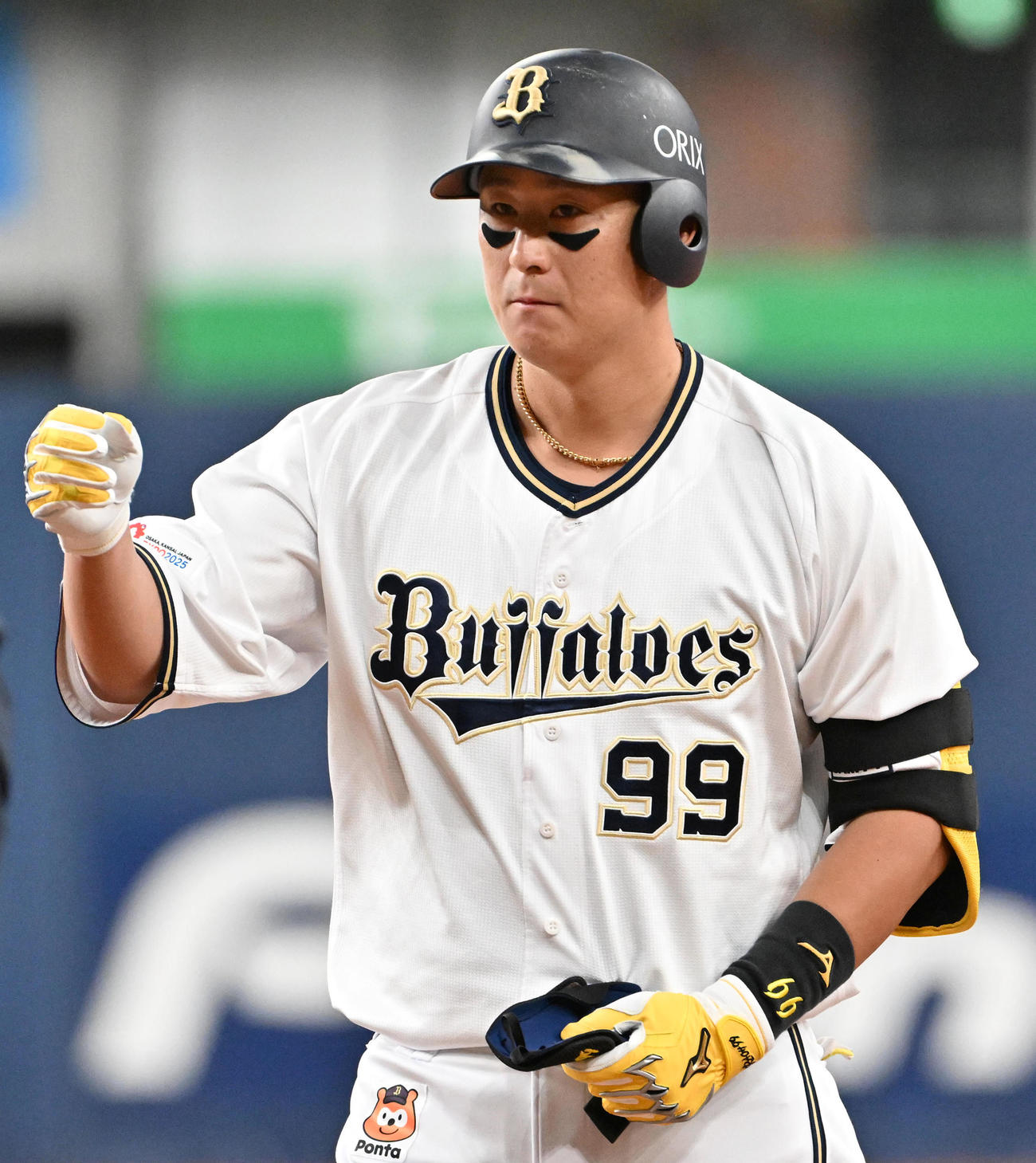オリックス対巨人　2回裏オリックス無死一塁、杉本は左前打を放ちガッツポーズをする（撮影・石井愛子）