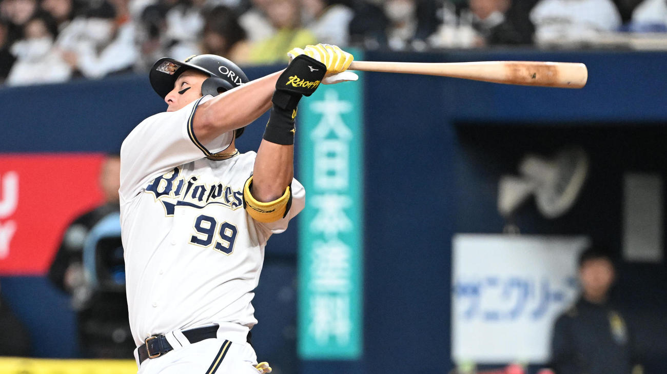 オリックス対巨人　3回裏オリックス1死、右前打を放つ杉本（撮影・和賀正仁）
