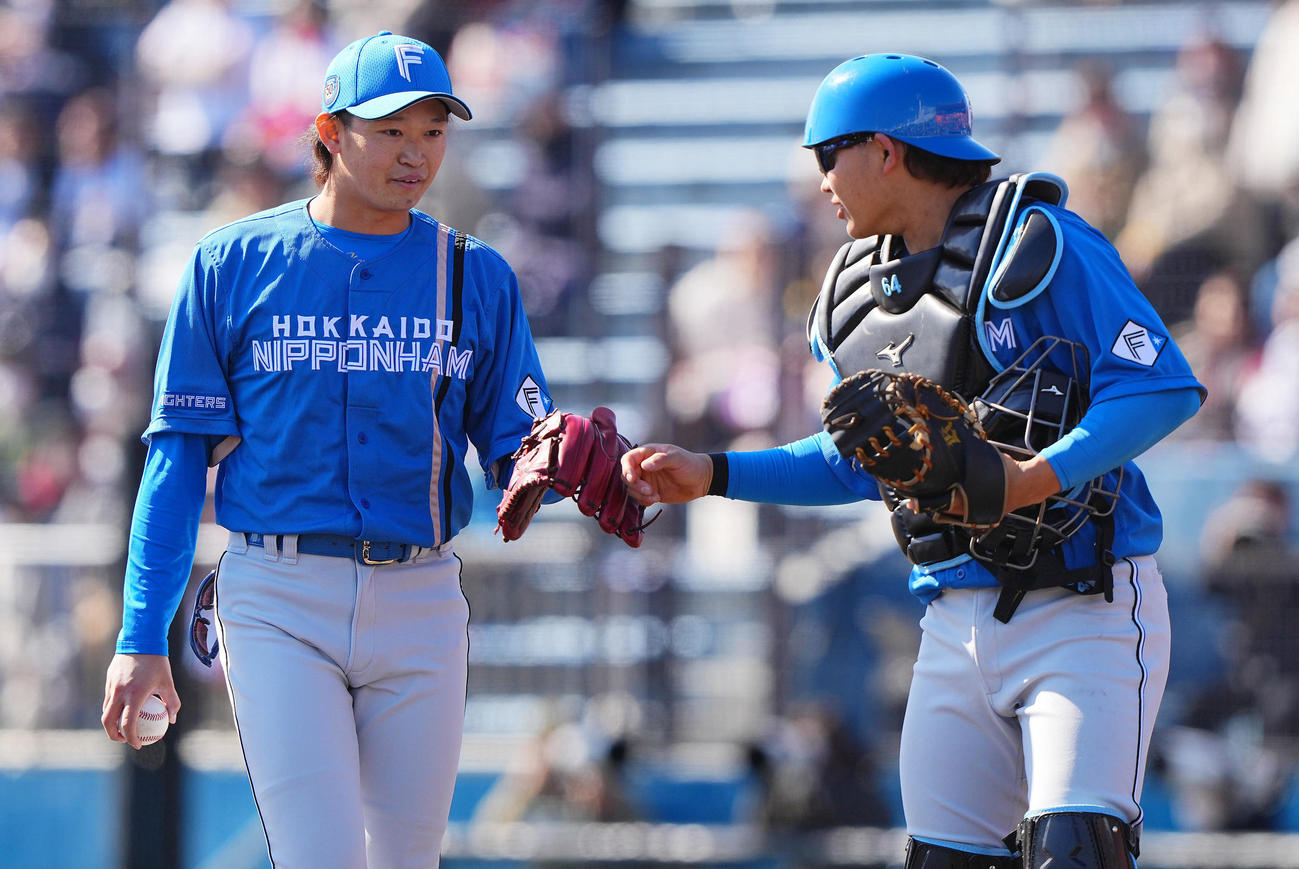 楽天対日本ハム　2回裏楽天の攻撃を無失点に抑えた日本ハム先発の鈴木（左）は田宮とグータッチを交わす（撮影・垰建太）