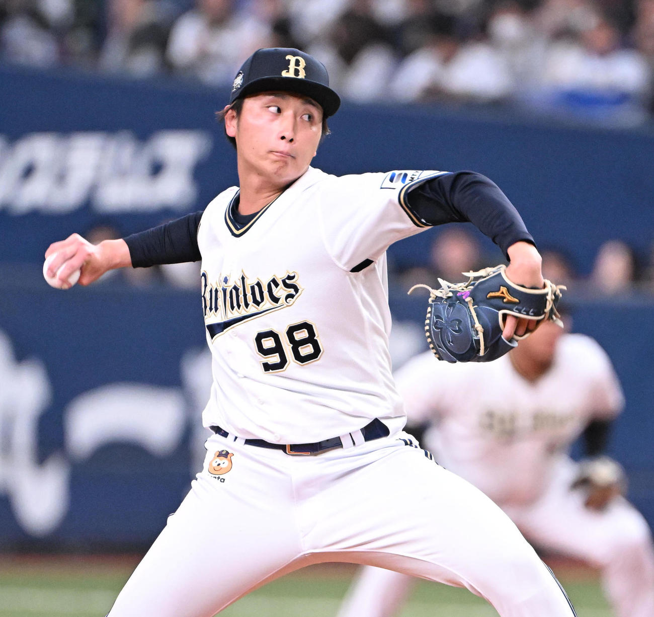 オリックス対巨人　8回に登板するオリックス権田（撮影・和賀正仁）