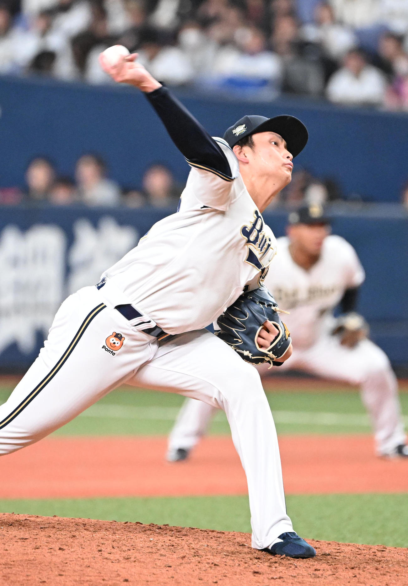 オリックス対巨人　8回に登板するオリックス権田（撮影・和賀正仁）