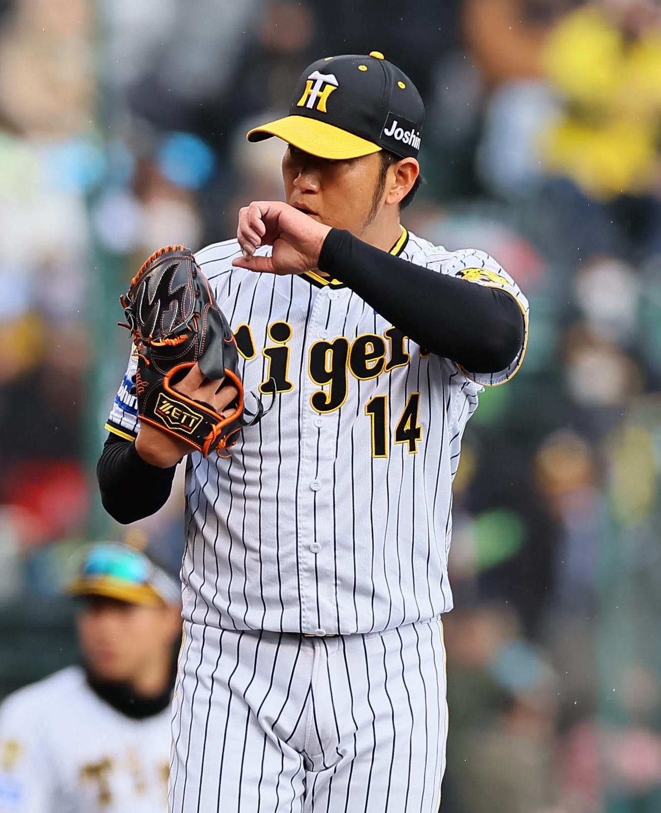 阪神対ヤクルト　7回、勝ち越しを許し厳しい表情を見せる岩貞（撮影・上田博志）