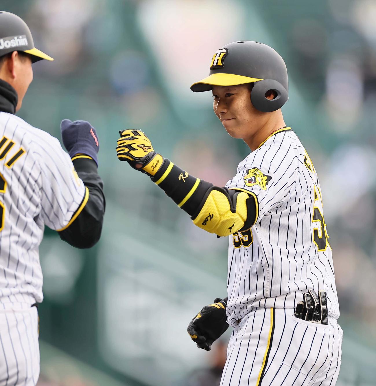 阪神対ヤクルト　3回裏阪神1死、藤田は中前打を放つ（撮影・上田博志）