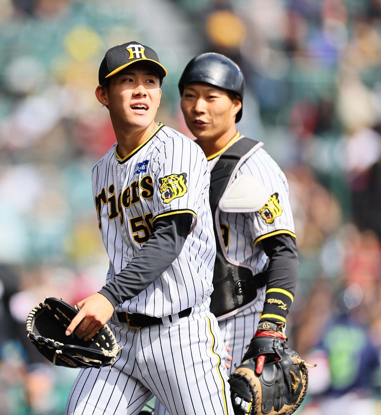 阪神対ヤクルト　初回を無失点に抑えた富田（左）は捕手藤田とベンチに戻る（撮影・上田博志）