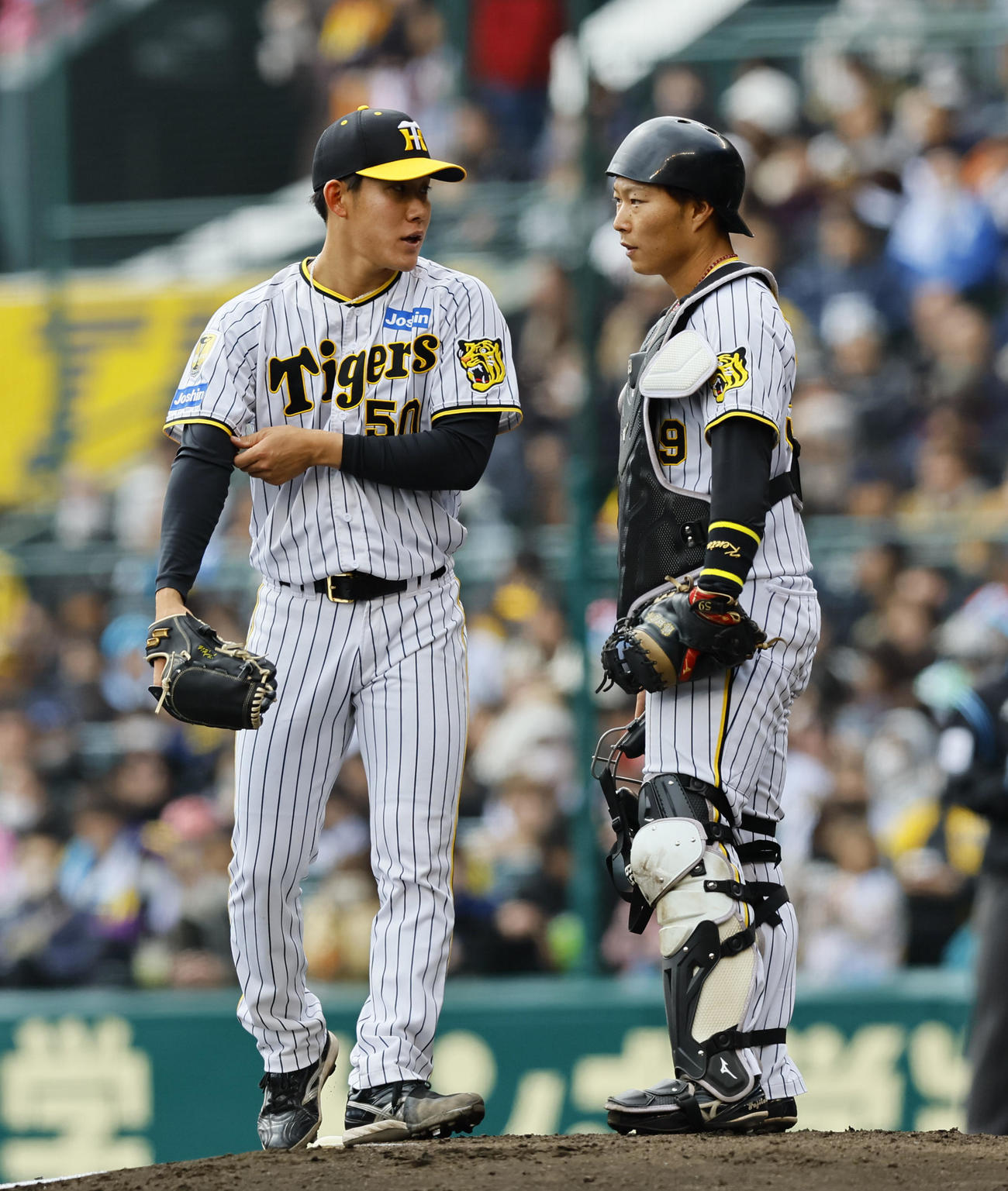 阪神対ヤクルト　3回表ヤクルト1死一、二塁、マウンドで言葉を交わす阪神富田（左）と藤田（撮影・藤尾明華）