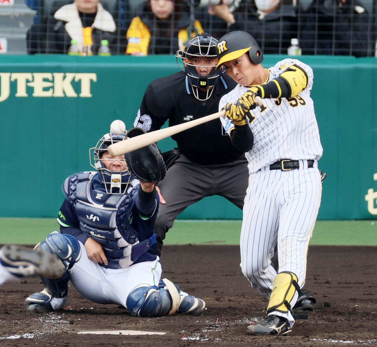阪神対ヤクルト　3回裏阪神1死、藤田は中前打を放つ（撮影・加藤哉）