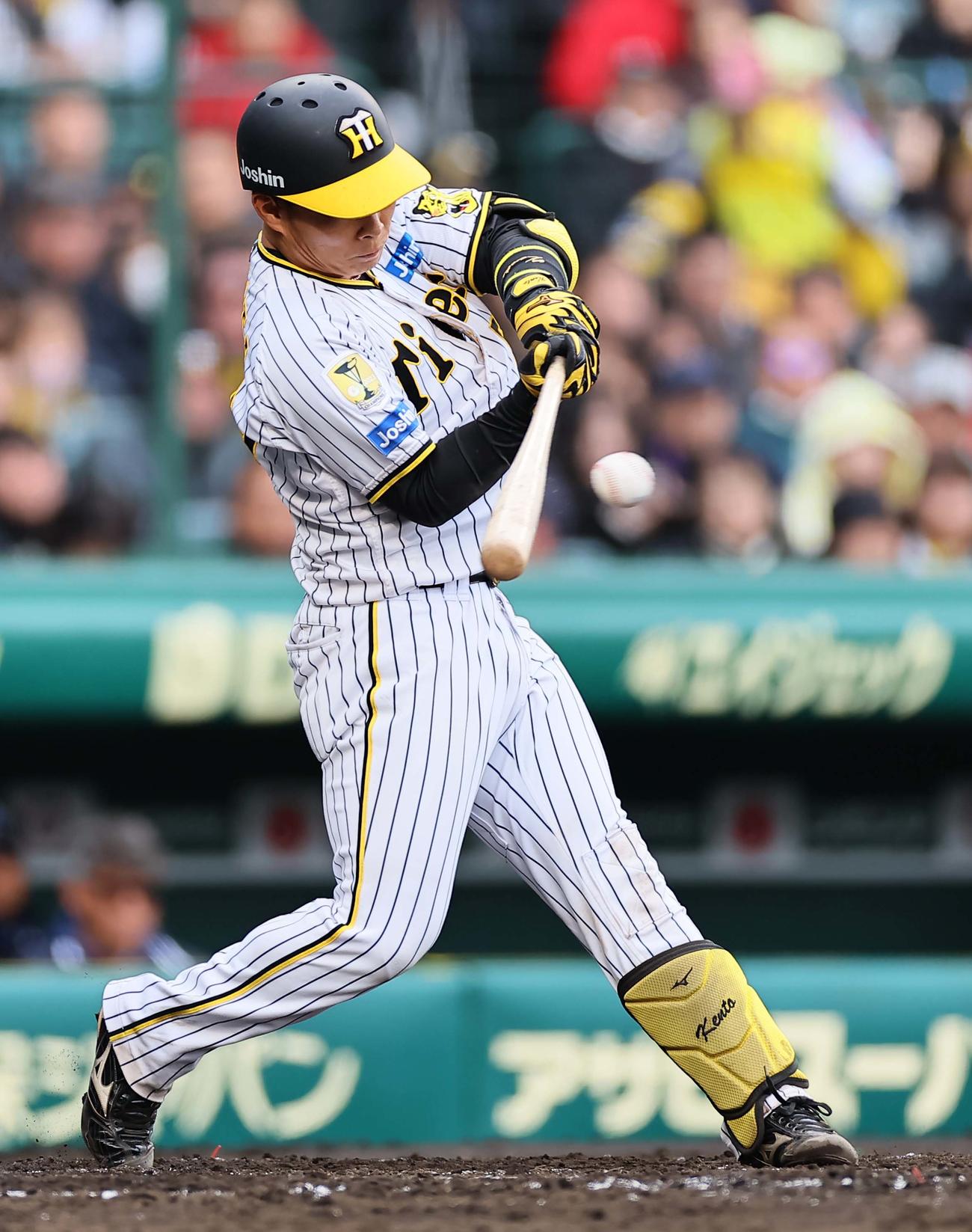 阪神対ヤクルト　3回裏阪神1死、藤田は中前打を放つ（撮影・上田博志）