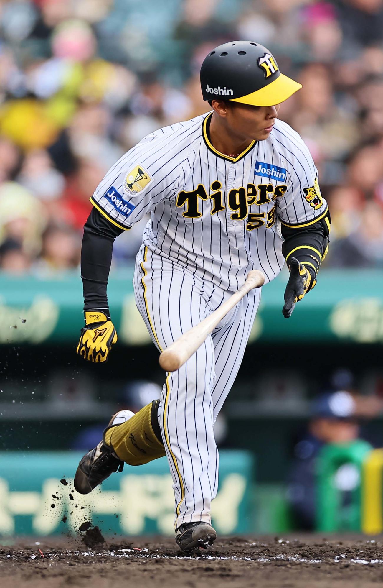 阪神対ヤクルト　3回裏阪神1死、藤田は中前打を放つ（撮影・上田博志）