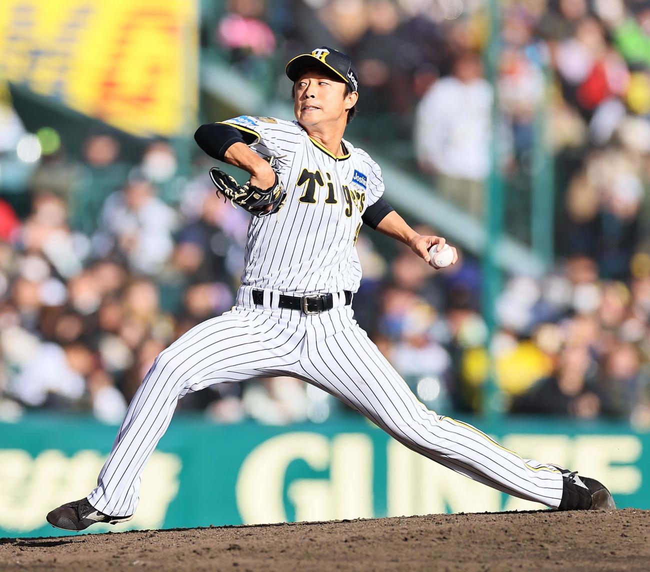 阪神対ヤクルト　阪神6番手の島本（撮影・上田博志）