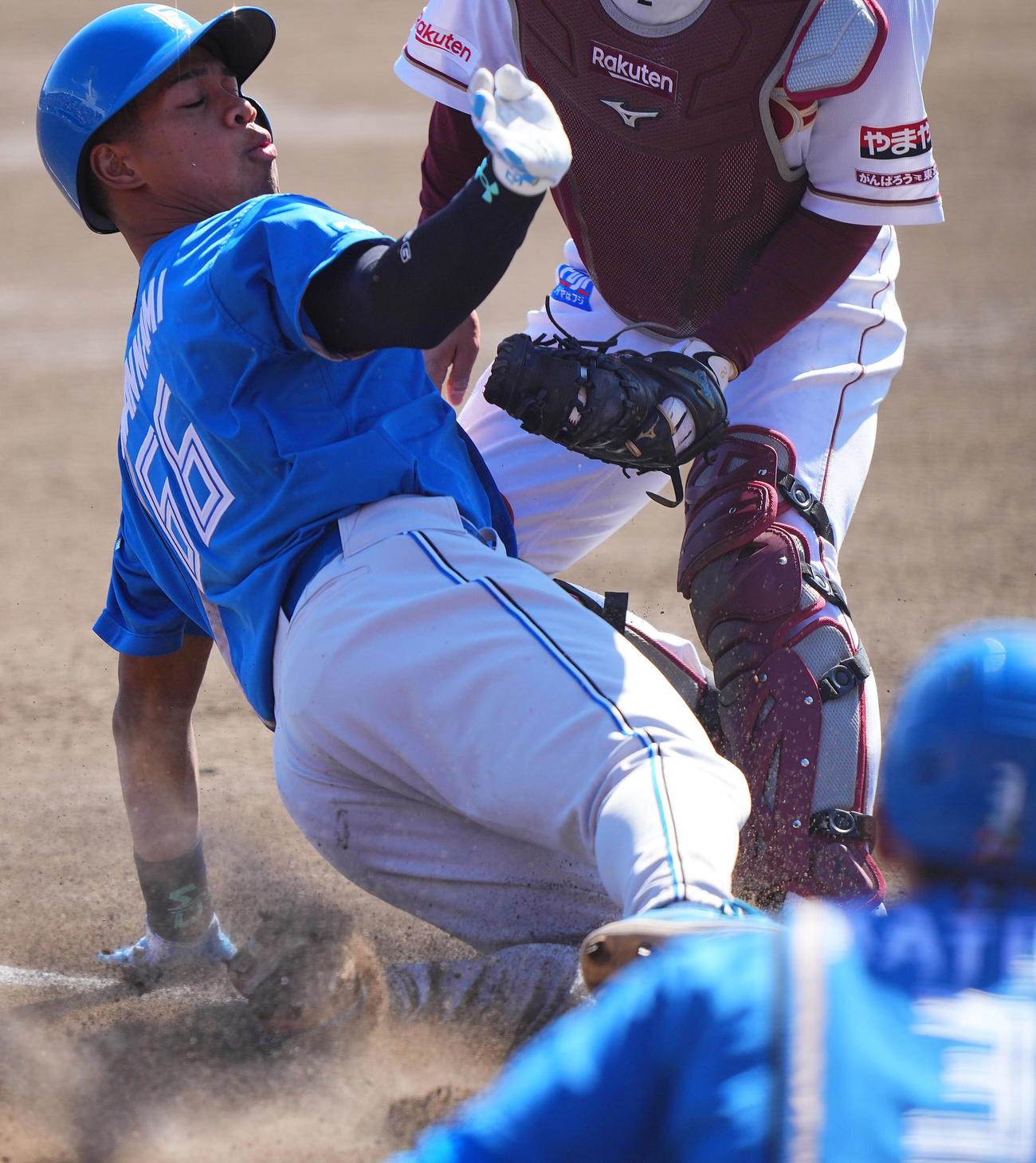 楽天対日本ハム　1回表日本ハム2死満塁、野村の適時打で二走万波も本塁を狙うもタッチアウト（撮影・垰建太）