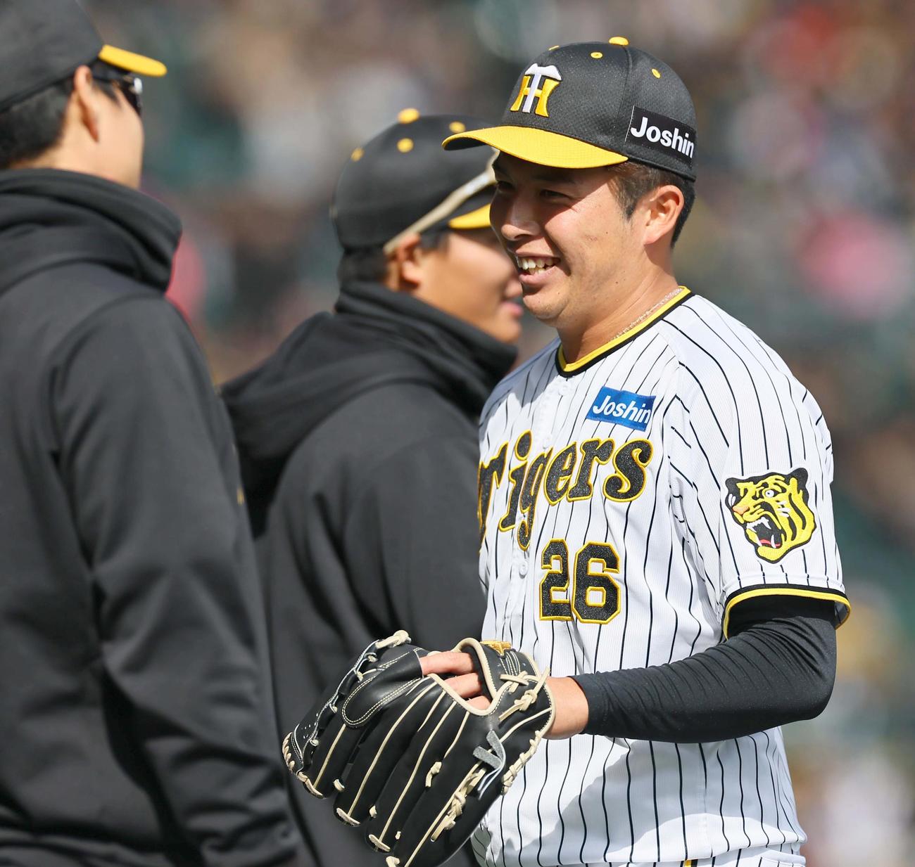 阪神対ヤクルト　1イニングを無失点に抑え笑顔を見せる阪神2番手の椎葉（撮影・上田博志）
