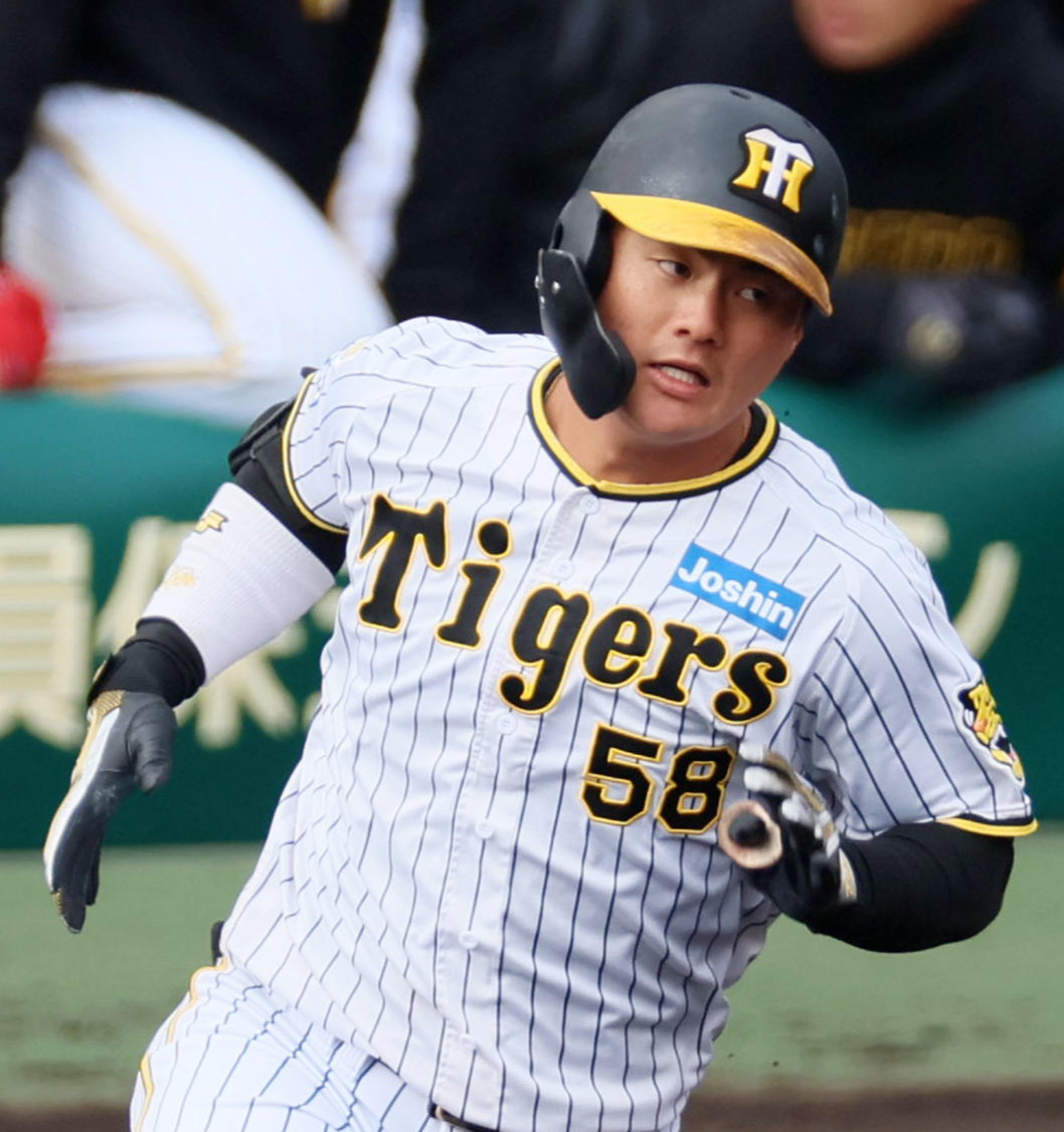 阪神対ヤクルト　4回裏阪神1死一、前川は右へ適時二塁打を放つ。投手は吉村（撮影・加藤哉）