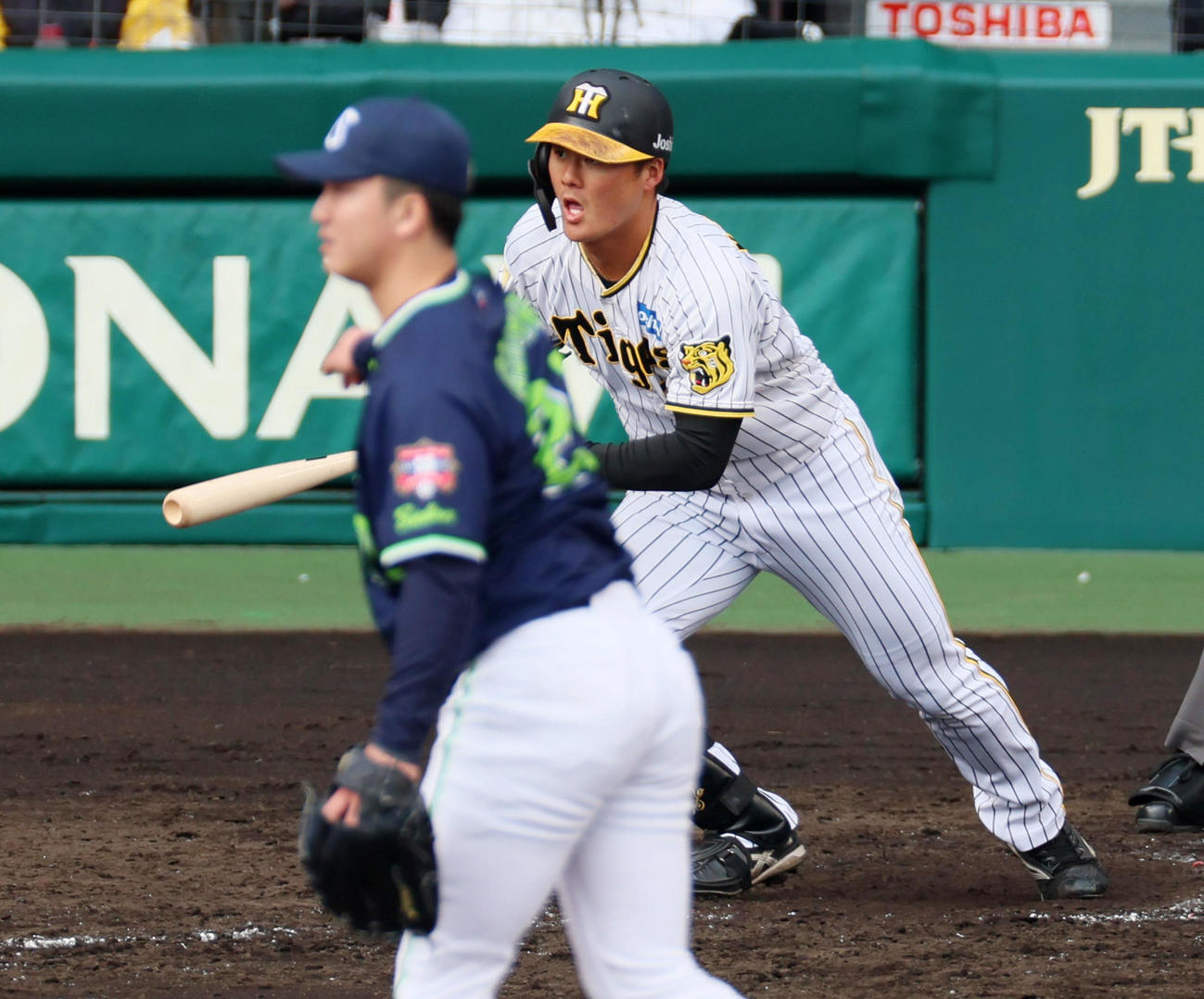 阪神対ヤクルト　4回裏阪神1死一、前川は右へ適時二塁打を放つ。投手は吉村（撮影・加藤哉）