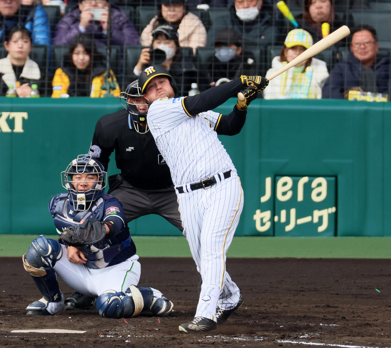 阪神対ヤクルト　4回裏阪神1死一塁、ノイジーは左前打を放つ（撮影・加藤哉）