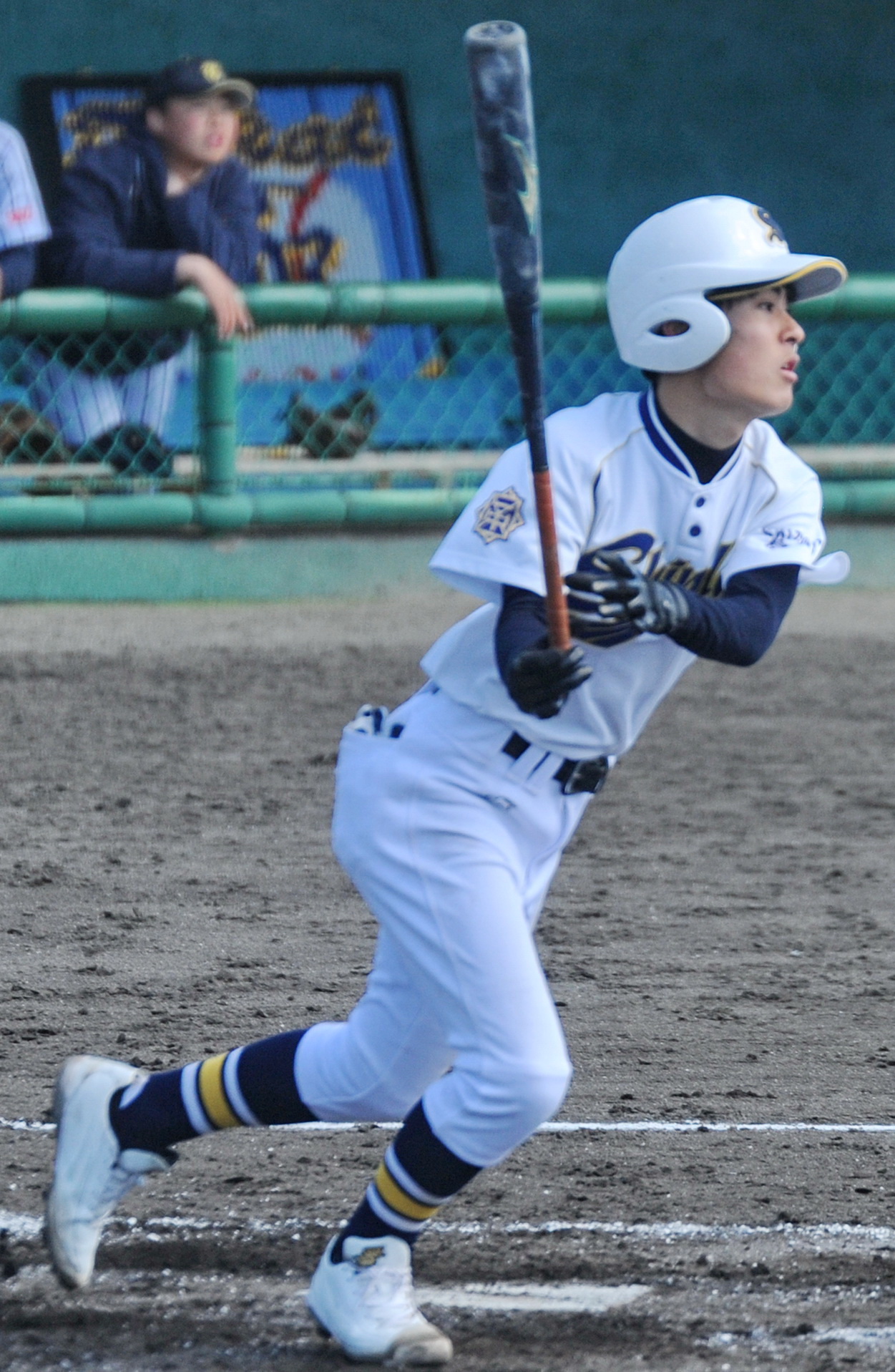 3回2死二塁、中越え適時二塁打を放つ島田一中・島田二中の山本