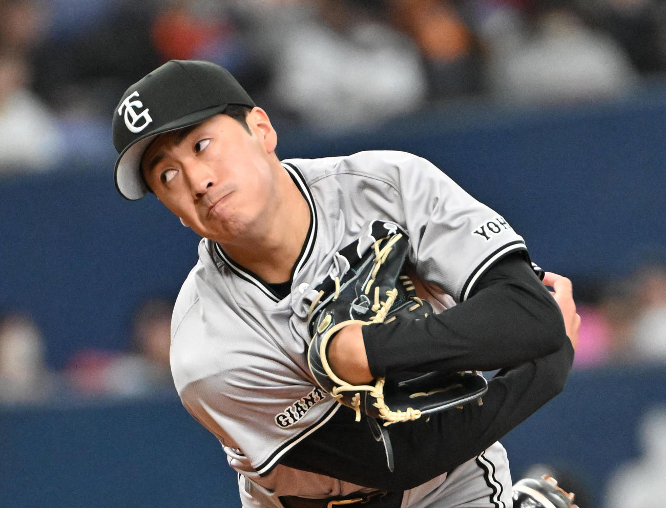 力投する巨人4番手の西舘（撮影・石井愛子）