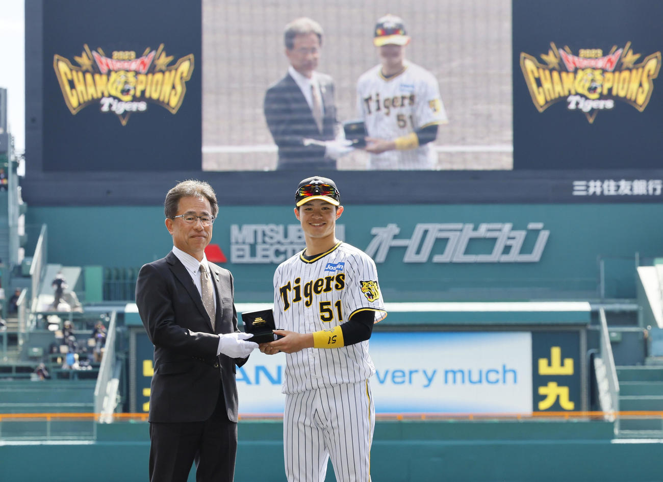 阪神対巨人　粟井一夫社長（左）からチャンピオンリングを贈られ笑顔を見せる阪神中野（撮影・藤尾明華）