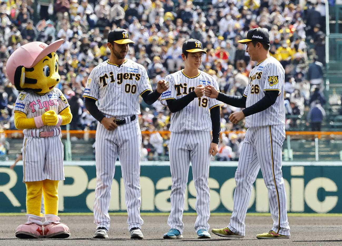 阪神対巨人　新入団選手紹介でグータッチを交わす（右から）椎葉、下村、ゲラ（撮影・藤尾明華）