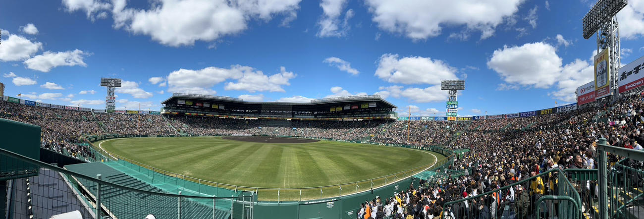 阪神対巨人　満員の甲子園球場（撮影・加藤哉）