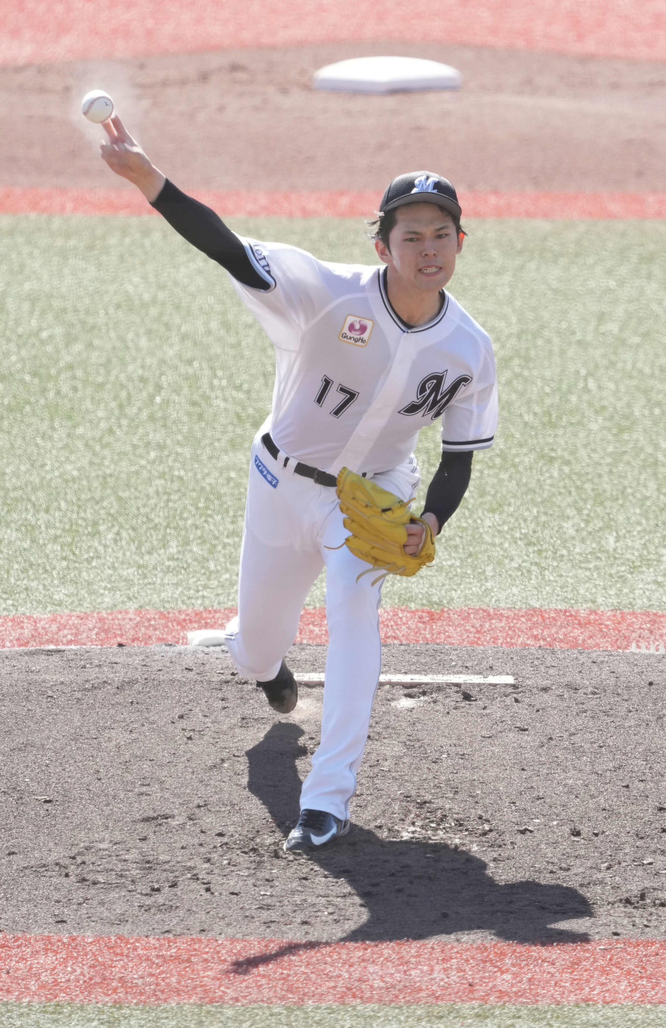 ロッテ対ソフトバンク　力投するロッテ先発の佐々木（撮影・小沢裕）